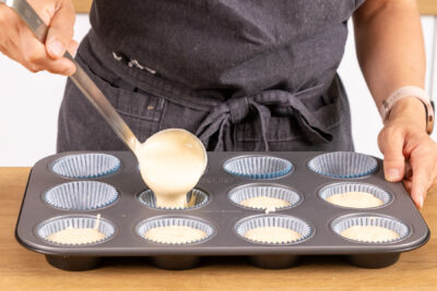 Teig in die Muffinförmchen geben