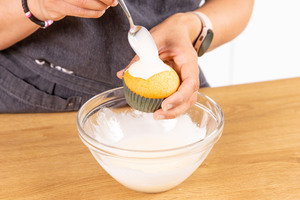 Zuckerguss auf die Fanta-Muffins geben