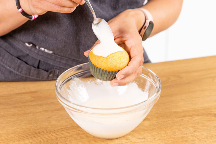 Zuckerguss auf die Fanta-Muffins geben