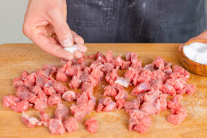 Rindergulasch salzen