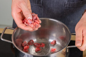 Rindergulasch anbraten in einem Topf