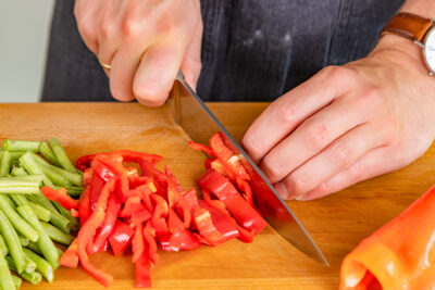 Paprika in Streifen schneiden