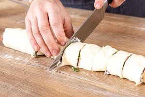 Flammkuchenrolle in Scheiben schneiden