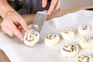 Flammkuchenschnecken auf das Backblech legen