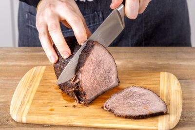 fränkischen Sauerbraten in Scheiben schneiden
