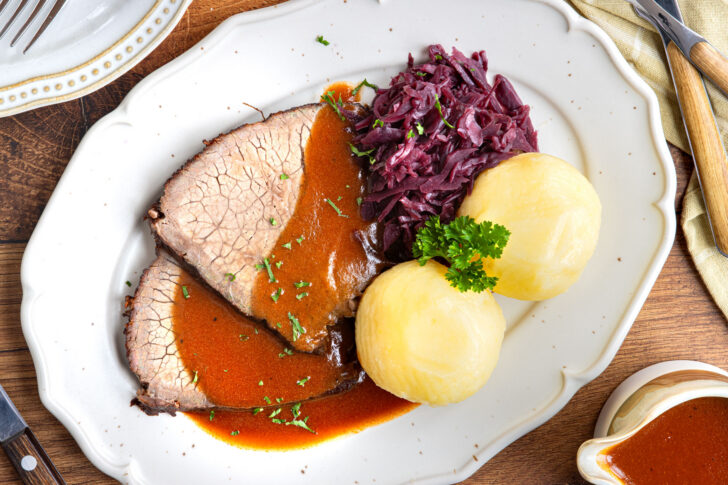 fränkischer Sauerbraten mit Rotkohl und Klößen