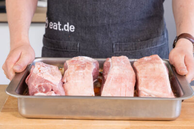 Fleisch in die Form geben