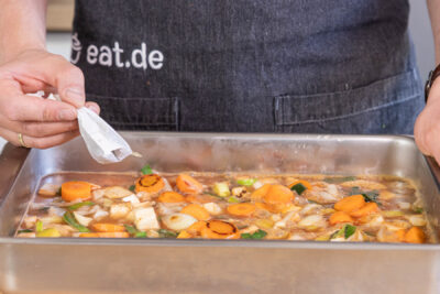 Gewürze dazugeben