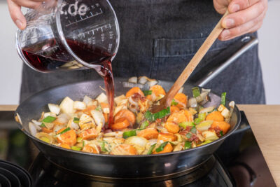 Rotwein dazu gießen