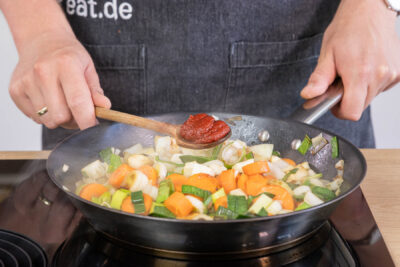Tomatenmark dazugeben