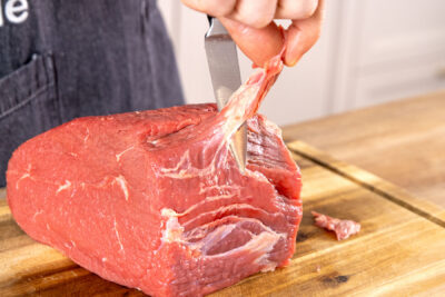 Rindfleisch von Sehnen und Fett befreien