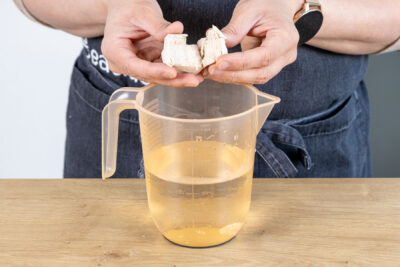 Hefe zum Wasser geben