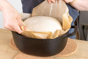 Friss-dich-dumm-Brot in den Topf heben