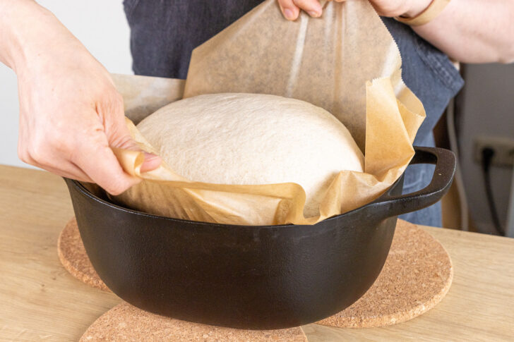 Friss-dich-dumm-Brot in den Topf heben