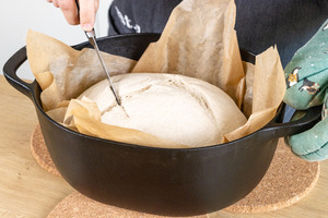 Friss-dich-dumm-Brot einschneiden
