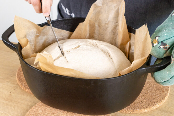 Friss-dich-dumm-Brot einschneiden