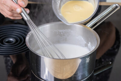Milch, Zucker und das Puddingpulver in einem Topf verrühren