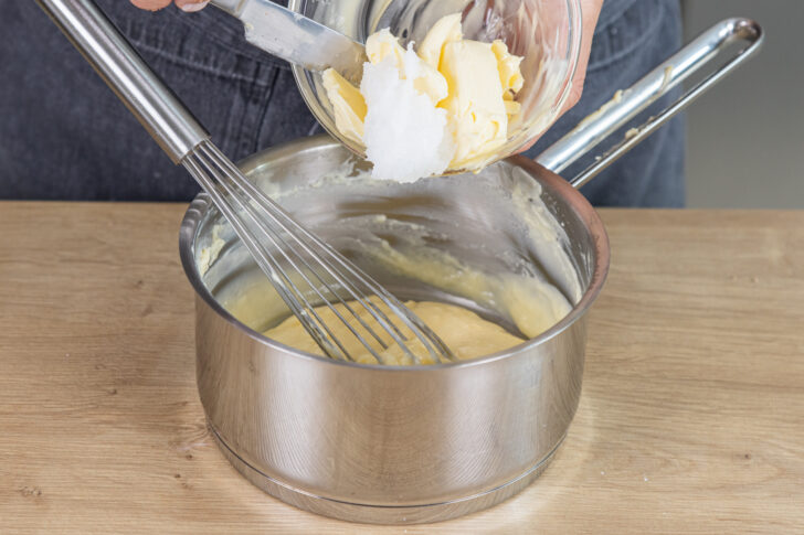 Kokosöl und Butter zum Pudding geben
