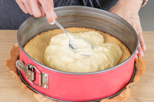 Pudding auf dem Mürbeteig verteilen