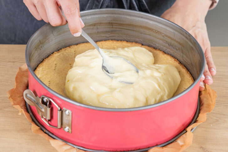 Pudding auf dem Mürbeteig verteilen