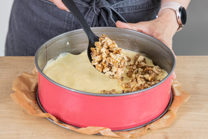Kandierte Walnüsse auf der Puddingschicht verteilen