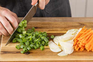Frühlingszwiebel in Ringe schneiden