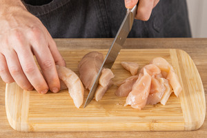 Hähnchenfleisch in Streifen schneiden
