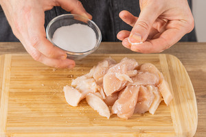 Hähnchenfleisch würzen