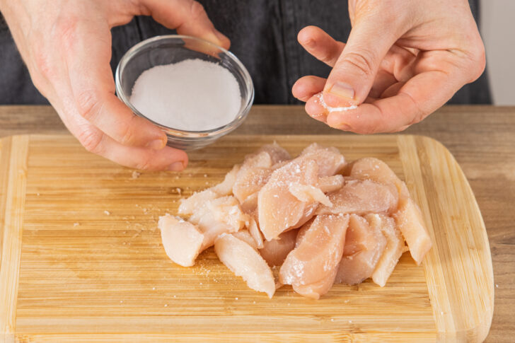 Hähnchenfleisch würzen