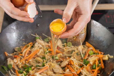 Ei im Wok stocken lassen