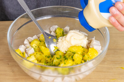 Mayonnaise in den Geflügelsalat geben