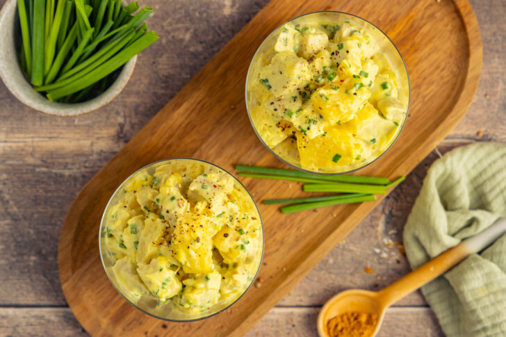 Geflügelsalat mit Ananas und Mayonnaise serviert
