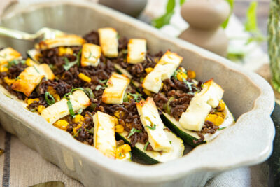 Die gefüllte Zucchini mit Hackfleisch und Feta in den Ofen geben und für ca. 20 Minuten backen.