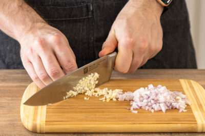 Schalotte und Knoblauch schneiden