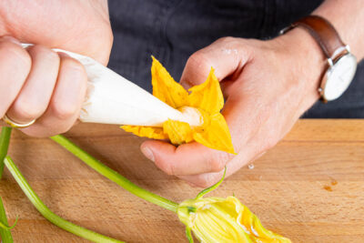 Zucchiniblüten füllen