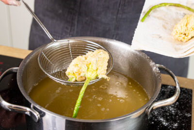gefüllte Zucchiniblüten frittieren