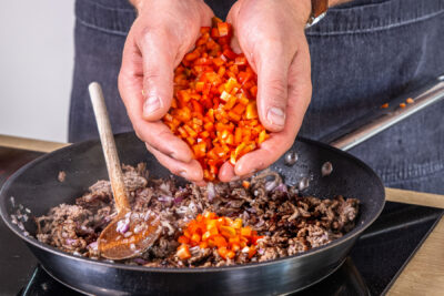 Paprika in die Pfanne geben