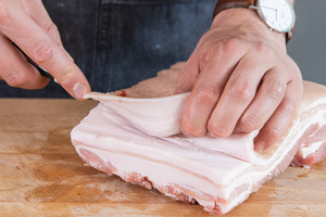 Die Schwarte vom Schweinebauch entfernen