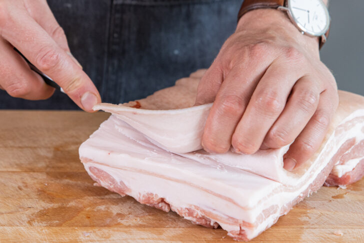 Die Schwarte vom Schweinebauch entfernen