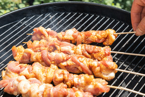 Die Grillfackeln auf den Grill legen
