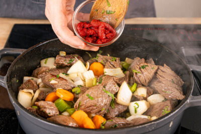 Wurzelgemüse und Tomatenmark anbraten