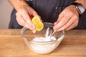 Zitronensaft dazugeben