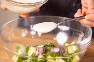 Joghurt-Dressing dazugeben