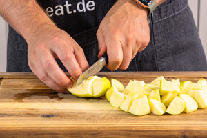 Äpfel in grobe Stücke schneiden