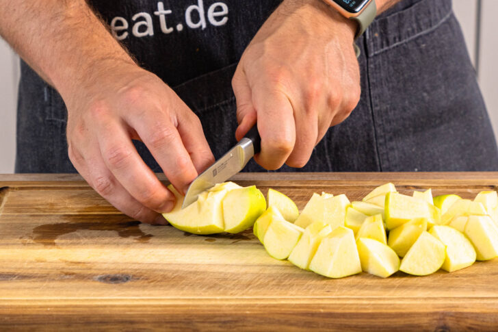 Äpfel in grobe Stücke schneiden