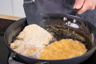 Haferflocken-Schnitzel braten