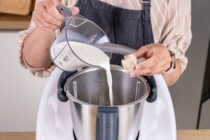 Milch & Hefe dazugeben