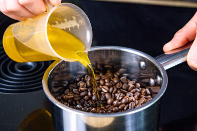 Öl mit Kaffeebohnen langsam erhitzen