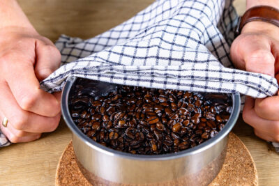 Kaffeeöl samt Bohnen bedecken und über Nacht ziehen lassen