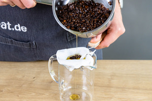 Kaffeeöl durch Passiertuch und Sieb streichen